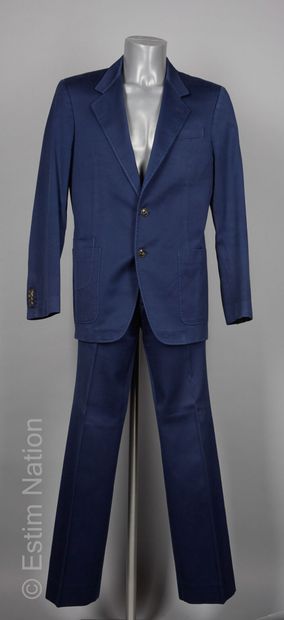 LOUIS VUITTON COSTUME en coton tissé bleu de travail, quatre poches, pantalon droit...