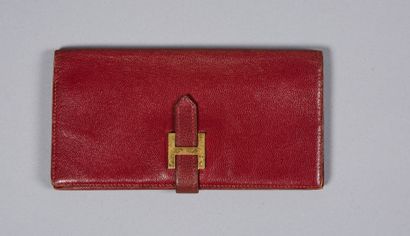 Hermès Vintage PORTEFEUILLE "BEARN" en cuir grainé bordeaux, H en métal plaqué or...