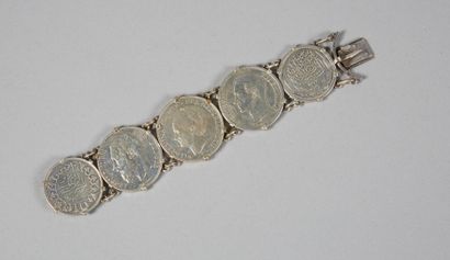ANONYME BRACELET en argent composé de huit pièces : une Napoléon II roi des Belges,...