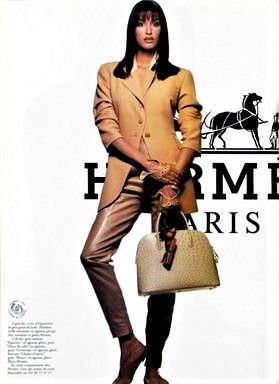 HERMES (1971) SAC "BOLIDE 35 CM" en autruche lustrée gold, garnitures en métal plaqué...