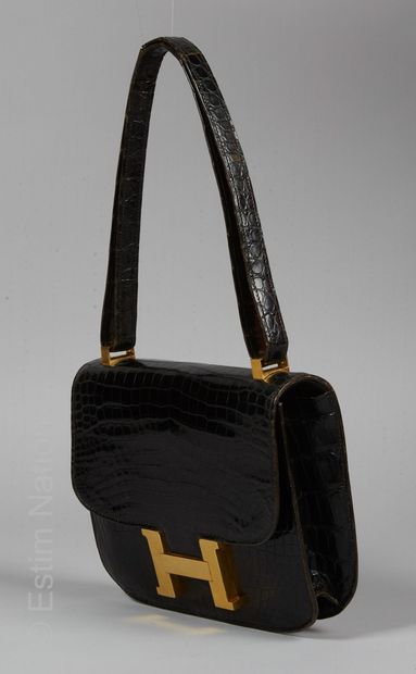 HERMES PARIS CIRCA 1970/73 BAG "CONSTANCE 23 CM" in black glossy estuary crocodile,...