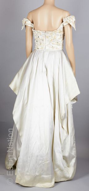 LORIS AZZARO COUTURE CIRCA 1980/90 (MODELE DE DEFILE) ROBE DE MARIEE en satin duchesse...