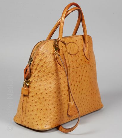 HERMES (1971) SAC "BOLIDE 35 CM" en autruche lustrée gold, garnitures en métal plaqué...