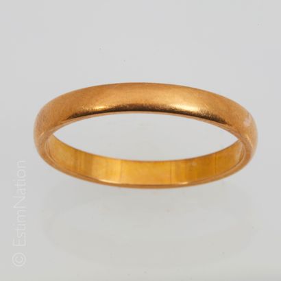 ALLIANCES OR Two 18K (750°/00) gold wedding rings, one with a braided pattern (finger...