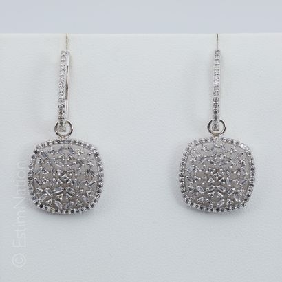BOUCLES D'OREILLES DIAMANTS 
Pair of earrings in 14K (585 thousandths) white gold,...