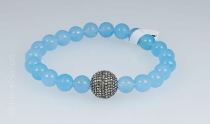 BRACELET CALCÉDOINE Bracelet composé d'un rang de perles de calcédoine rehaussées...