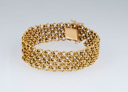BRACELET OR 18K (750°/00) yellow gold interlocking bracelet. Accidents. Wrist size:...