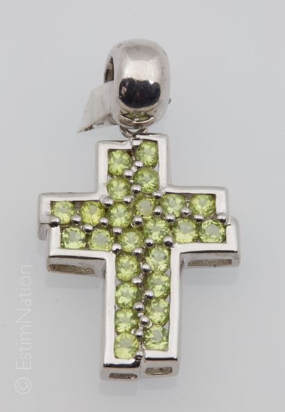 PENDENTIF CROIX PERIDOTS Pendentif "Croix" en argent (925 millièmes), ornée de péridots...