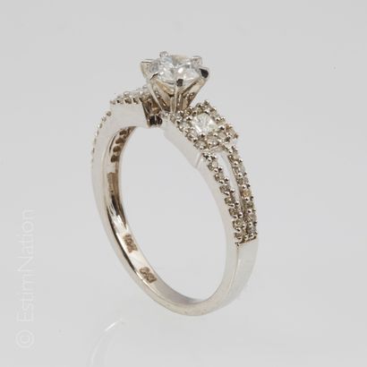 BAGUE DIAMANT Ring in white gold 14K (585 thousandths) openwork, decorated with a...