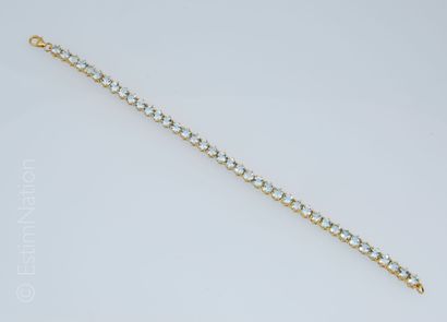 BRACELET LIGNE VERMEIL ET TOPAZES BLEUES 
Bracelet line in vermeil (925 thousandths)...