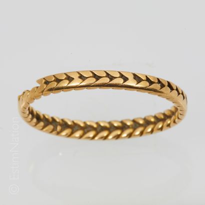 ALLIANCES OR Two 18K (750°/00) gold wedding rings, one with a braided pattern (finger...