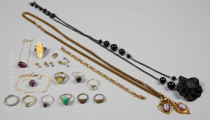 BIJOUX FANTAISIE Ensemble de bijoux fantaisie comprenant des bagues en argent (poids...