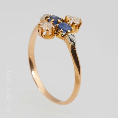 BAGUE OR DIAMANTS SAPHIRS Ring in 18K yellow gold (750/°°) presenting two sapphires...