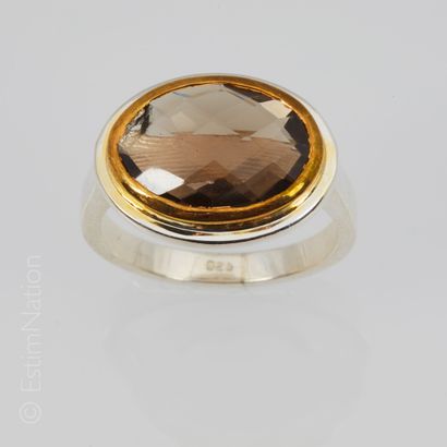 BAGUE ARGENT QUARTZ FUMÉ Une Bague en argent et vermeil (925 millièmes) ornée d'un...