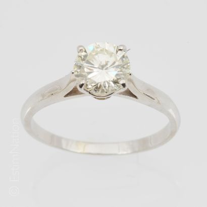 SOLITAIRE Solitaire ring in 14K (585°/00) white gold set with a modern round brilliant-cut...