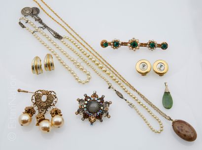 COSTUME JEWELRY 
Ensemble de bijoux couture et fantaisie comprenant trois broches...