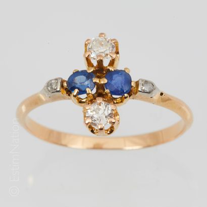 BAGUE OR DIAMANTS SAPHIRS Ring in 18K yellow gold (750/°°) presenting two sapphires...