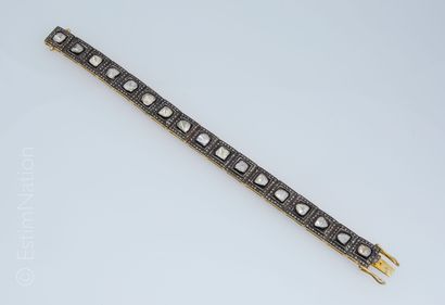 Bracelet diamants Bracelet articulé en argent doré 925/°° composé de motifs carrés...