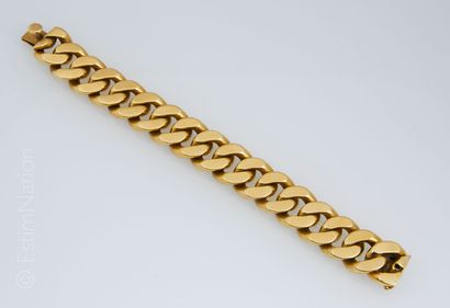 GOURMETTE OR Important bracelet gourmette en or jaune 18K (750/°°). Fermoir à cliquet....