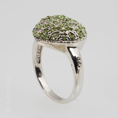 BAGUE "COEUR" PÉRIDOTS Silver ring (925 thousandths) with motif of "Heart" entirely...