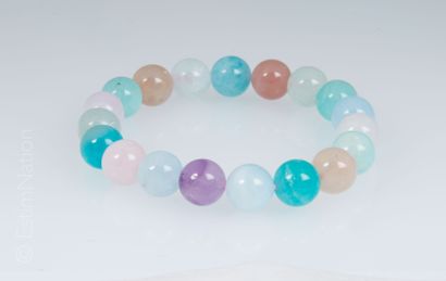 BRACELET PERLES Bracelet d'un rang de perles d'améthystes alternées de perles d'amazonites...
