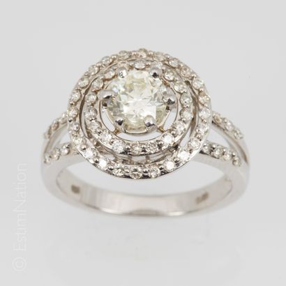 BAGUE DIAMANTS Bague en or gris 14K (585 millièmes), ornée d'un diamant de taille...