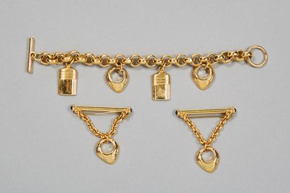 BOUCHERON PARFUMS BRACELET charm's en métal doré, PAIRE DE BROCHES signées (sans...