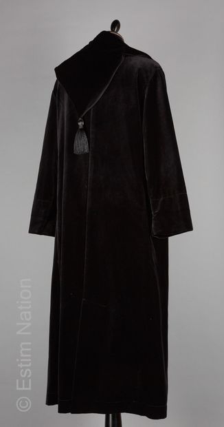 BY SASHA PEIGNOIR en panne de velours noir et galon en tweed fantaisie à la couleur...