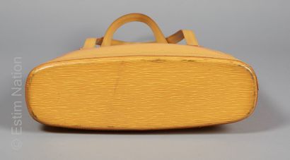 LOUIS VUITTON SAC "ALMA" en cuir épi jaune, doublure en alcantara (31 x 38 x 10 cm)...