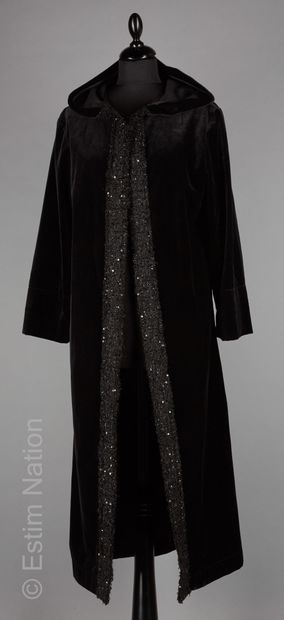 BY SASHA PEIGNOIR en panne de velours noir et galon en tweed fantaisie à la couleur...