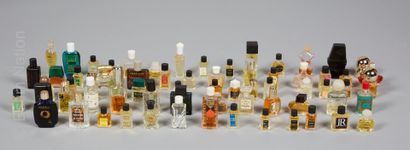 PARFUMS - MINIATURES Réunion d'environ soixante flacons miniatures comprenant notamment...