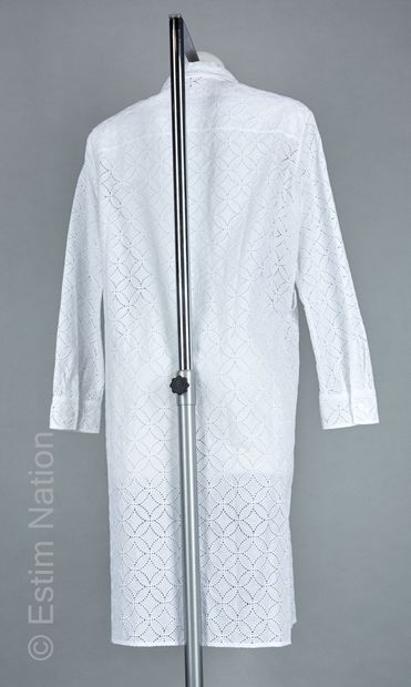 LOUIS VUITTON ROBE CHEMISE en dentelle anglaise à décor de cercles blancs (manque...