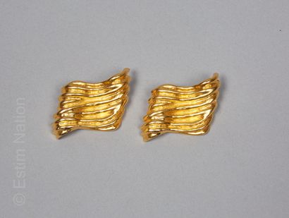 LANVIN PAIRE DE CLIPS en métal doré légèrement torsadé (signé sur plaque) (3 x 5...