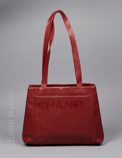 CHANEL CIRCA 1990/95 CABAS trapèze en cuir caviar cerise à deux soufflets, poche...