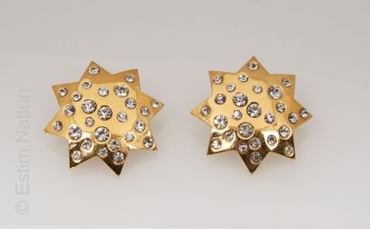 NINA RICCI COUTURE PAIRE DE CLIPS étoiles en métal doré et agrémenté de strass (signés...