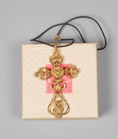 CHRISTIAN LACROIX (COLLECTCION PRINTEMPS-ÉTÉ 1994) PENDENTIF CROIX stylisé en métal...