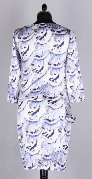 VALENTINE GAUTHIER ROBE en soie à décor de plumes stylisées bleues et blanches, ceinture...