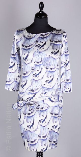 VALENTINE GAUTHIER ROBE en soie à décor de plumes stylisées bleues et blanches, ceinture...