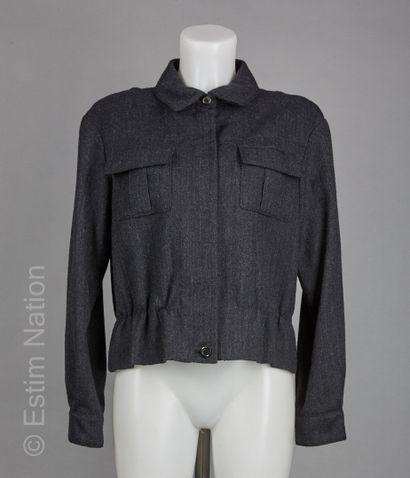 LOUIS VUITTON VESTE en laine et alpaga figurant des chevrons gris, deux poches poitrine,...