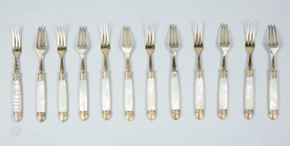 ARGENTERIE Dans un coffret : 



Ensemble de douze couteaux et douze fourchettes...