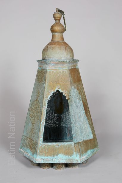 ART ISLAMIQUE 
EGYPTE









Grande lampe de mosquée de forme hexagonale en laiton...