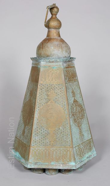 ART ISLAMIQUE 
EGYPTE









Grande lampe de mosquée de forme hexagonale en laiton...