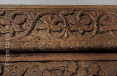 INDE Élément d'architecture en bois sculpté forment linteau de porte à décor en bas-relief...