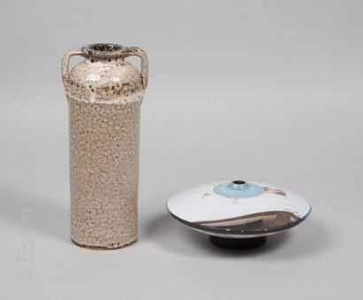 Céramiques XXe siècle Vase à deux anses en terre cuite émaillée et mouchetée, à fond...
