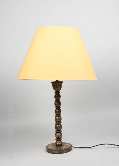 Arts décoratifs du XXe siècle Pied de lampe en bois tourné à riche décor peint polychrome...