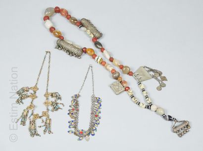 BIJOUX - MAGHREB Set of ethnic jewelry including : 

- Long necklace in hard stone...