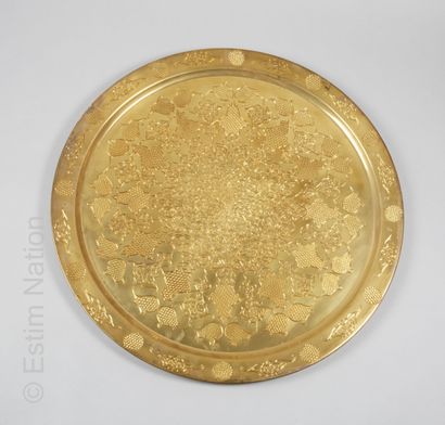 PLATEAU A THE Large gilded brass tea tray with engraved radiant decoration of stylized...