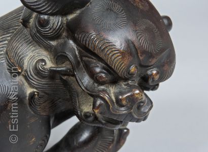 JAPON - Epoque MEIJI (1868 - 1912) Statuette of shishi in bronze with brown patina,...