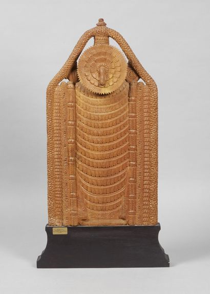 INDE 
Vishnu









Subject in exotic carved wood representing Vishnu with the...