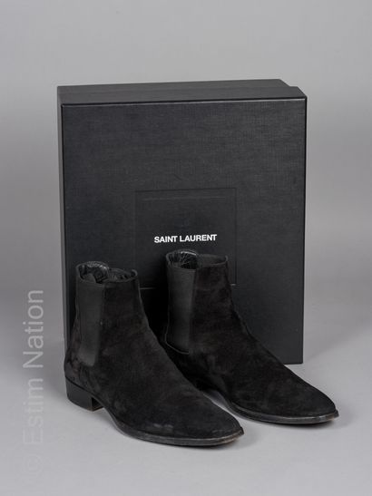 SAINT LAURENT 
PAIRE DE BOTTINES montantes en peau noire, chevilles élastiques (P...